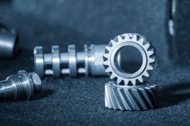 Sahneyi kapatın. Metal 3D baskı, küçük vites parçasının çıktısını alın. Hızlı prototip yöntemi ile katkı maddesi üretim süreci.