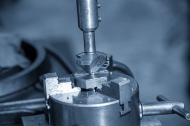 Açık mavi sahnede Chamfer aracıyla NC değirmen makinesinde delik açma işlemi. Değirmen makinesindeki metal çalışma konsepti..