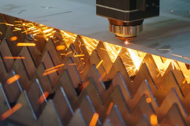 Fiber lazer kesme makinesi parlak ışıkla metal plakayı kesti. Lazer kesme makinesinin yüksek teknoloji metal üretim süreci.. 