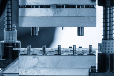 İlerleyen süreçteki metal işleme süreci açık mavi sahnede ölür. Üretim süreci için metal işleme ekipmanları.