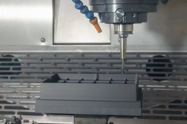 CNC değirmen makinesi grafit elektrot parçalarını kesiyor. CNC makine merkezi tarafından üretilen kalıp ve ölüm süreci.