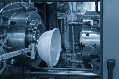 Vakum robotik sistemle tutulan enjeksiyon makinesinin plastik parçaları. Plastik enjeksiyon küf makinesinin plastik parçaları..