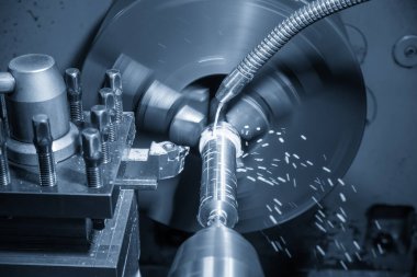 Torna makinesi, açık mavi sahnede metal şaft parçalarını sıvı soğutucu metoduyla kesiyor. Makineyi döndürerek metal işleme süreci.