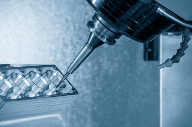 5 eksenli makine merkezi, açık mavi sahnede sert top burun değirmeni ile silindir bloğunu kesiyor. Çok eksenli CNC değirmen makinesinin yüksek hassasiyetli otomotiv üretim süreci.