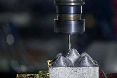 CNC değirmen makinesi, sert top burun değirmeni ile küf parçası kesiyor. Kalıplar, sert top burun değirmeni ile makine merkezinden kesme işlemi yapıyor..