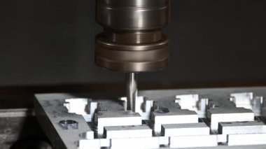 CNC değirmen makinesinin alüminyum parçalarını düz burun değirmeni aletleriyle kestiği sahneyi büyüt. Kalıplar, sert top değirmeni ile makine merkeziyle kesme işlemi yapıyor.