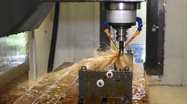 Küf parçalarını yağ soğutma metoduyla kesen pan sahnesi CNC değirmen makinesi. CNC makine merkezi tarafından üretilen kalıp ve ölüm süreci.