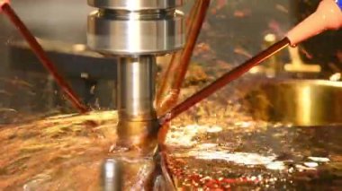 Küf parçalarını yağ soğutma metoduyla kesen pan sahnesi CNC değirmen makinesi. CNC makine merkezi tarafından üretilen kalıp ve ölüm süreci.