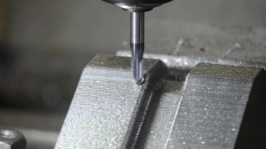 CNC Değirmen Makinesi 'nin yakın çekim sahnesinde sert top burun değirmeni aracıyla çift yönlü metodu kesiyoruz. Kalıplar, sert top değirmeni ile makine merkeziyle kesme işlemi yapıyor.