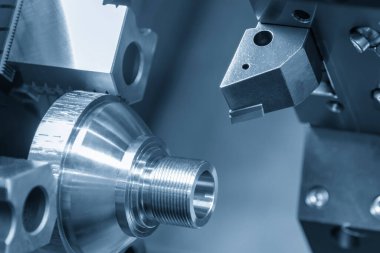 CNC Torna Makinesi, açık mavi sahnede metal şaft parçalarını kesiyor. CNC dönüşüm makinesinin yüksek teknolojili metal işlemesi .