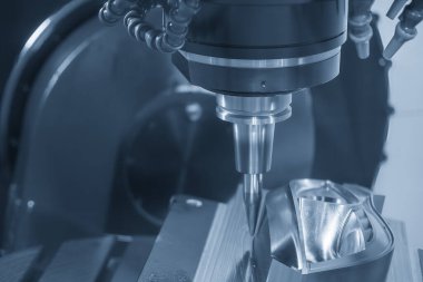 5 eksenli makine merkezi açık mavi sahnede katı namlulu ucu değirmen aletleriyle küf parçaları kesiyor. Çok eksenli CNC değirmen makinesinin yüksek hassasiyetli otomotiv üretim süreci.