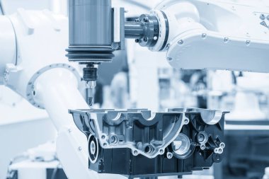 Yaklaşma sahnesi, robotik koldaki değirmen mili alüminyum vites kutusunu kesmiş. Yüksek teknolojili otomotiv parçaları otomatik robot sistemiyle kesiliyor..