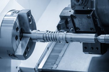 CNC torna makinesi oluşturarak açık mavi sahnede metal vida şaft parçalarını kesiyor. CNC dönüşüm makinesinin yüksek teknolojili metal işlemesi .