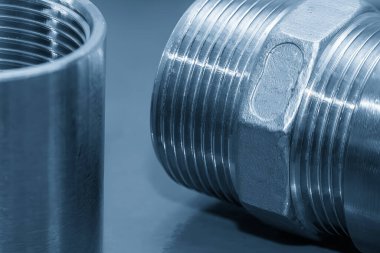 Açık mavi sahnedeki paslanmaz boru bağlantısını kapatın. Açık mavi sahnedeki su tesisatı üretim süreci..