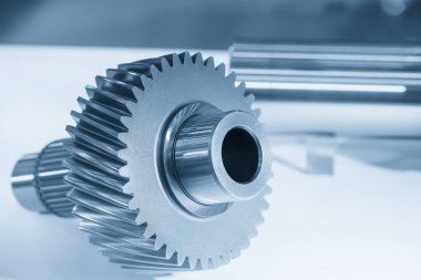 Açık mavi sahnedeki yedek parçaları kapat. Otomotiv iletim sisteminin parçalarının soyut görüntüsü.