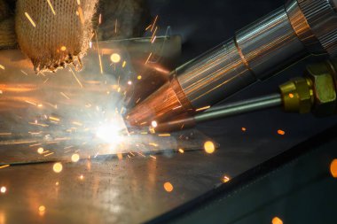 Lazer kaynaklama işlemini elle yapılan lazer kaynak makinesiyle kapatın. Lazer kaynak makinesi ile yüksek teknoloji kaynak işlemi.