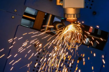 Sahneyi kapatın, fiber lazer kesme makinesi paslanmaz çelik tüpü ve parlak ışığı kesti. Lazer kesme makinesinin yüksek teknoloji metal üretim süreci.. 