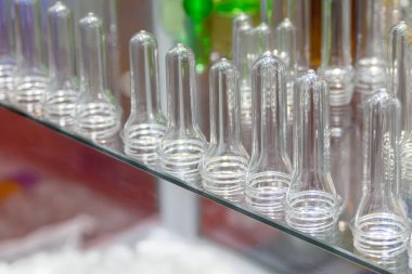 PET şişe ürünlerinin önceden biçimlendirilmiş hali yakın çekim sahnesi. Plastik şişe üretim süreci için hammadde.