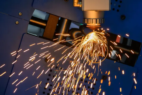Sahneyi kapatın, fiber lazer kesme makinesi paslanmaz çelik tüpü ve parlak ışığı kesti. Lazer kesme makinesinin yüksek teknoloji metal üretim süreci.. 