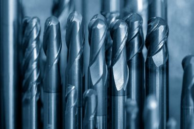 Yakın çekim sahnesi. Kullanılmış Cutter End Mill alet sahnesi. Açık mavi sahnede makine merkezi için yıpranmış top burun değirmeni kesici.