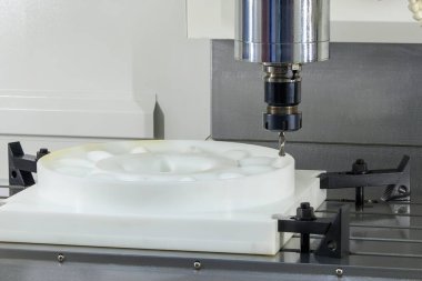 CNC değirmen makinesi naylon parçaları sert top değirmeniyle kesiyor. Alaşımlı tekerlek prototip parçaları makine merkezini kesiyor.