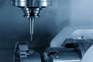 4 eksenli CNC değirmen makinesi, motorsiklet dişli parçalarını sert top burun değirmeni aletleriyle kesiyor. Yüksek hassasiyetli otomotiv parçaları çok eksenli makine merkezi tarafından kesilir.