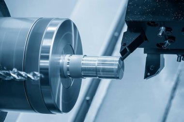 CNC Torna Makinesi, açık mavi sahnede metal şaft parçalarını kesiyor. CNC dönüşüm makinesinin yüksek teknolojili metal işlemesi.