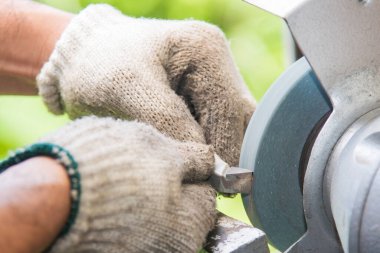 Dönüş aracı elle işleme göre yeniden öğütme işlemi. Makine operatörü aracı yeniden öğütme. 