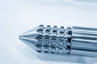 Sahneyi kapatın. Açık mavi sahnede, enjeksiyon makinesinin namlu vidasının başı yedek parça. Üretim konsept enjeksiyon makinesi .