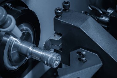 CNC Torna Makinesi, açık mavi sahnedeki pirinç boru bağlantı bölümlerinin sonundan kesme sahnesini kapatın. CNC dönüşüm makinesinin yüksek teknolojili metal işlemesi .
