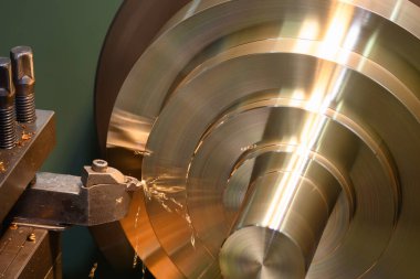 Torna makinesi torna malzemesi parçalarını torna tezgahıyla kesmiş. Makineyi döndürerek metal işleme süreci.