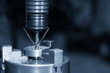 CNC değirmen makinesinin açık mavi sahnedeki tıklama işlemini kapatın. Makine merkezinde iplik kesme konsepti.