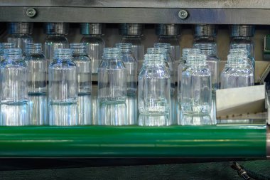 Geniş tepeli plastik şişe üretim süreci dikey üflemeli küf makinesiyle. Plastik şişe üfleme makinesi operasyonu..