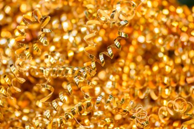 Dönüşüm işleminden kalan pirinç parçalarının yakın çekim sahnesi. Torna cips yığını.