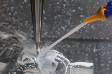 CNC değirmen makinesi sıvı soğutucu metoduyla küf kısmını kesiyor. Küf parçaları makine merkezi ile sıvı soğutucu yöntemi ile kesme işlemi.