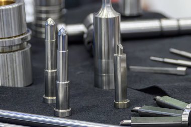 Kapanış sahnesinde basın ölür ve küf kalıpları yerleştirilir. Fırlatma iğnesi üretimi konsepti.