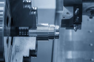 CNC Torna Makinesi, açık mavi sahnede metal şaft parçalarını kesiyor. CNC dönüşüm makinesinin yüksek teknolojili metal işlemesi .