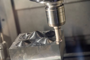 CNC değirmen makinesi, enjeksiyon küf parçalarını indekslenebilir araçlarla kesiyor. Kalıplar ve ölüm üretim süreci, son değirmen araçları ile makine merkezi tarafından.