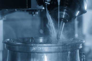 5 eksenli CNC değirmen makinesi, magnezyum alaşımlı tekerlek parçasını sağlam bir top değirmeni aletiyle kesiyor. CNC Torna 'nın yüksek teknoloji otomotiv parçası üretim süreci.