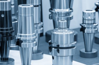 Açık mavi sahnede çeşitli tip CNC araç tutucu yakın sahne. Makine merkezi için araç tutucu ve ekipman.