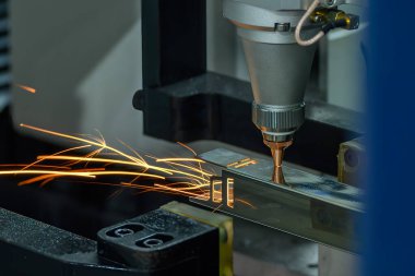 Sahneyi kapatın, fiber lazer kesme makinesi kare şeklindeki paslanmaz çelik tüpü parlak ışıkla kesti. Lazer kesme makinesinin yüksek teknoloji metal üretim süreci.. 