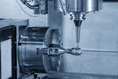 4 eksenli CNC değirmen makinesi, örnek parçaları sert bir top burun değirmeni aracıyla kesiyor. Yüksek hassasiyetli otomotiv parçaları çok eksenli makine merkezi tarafından kesilir.