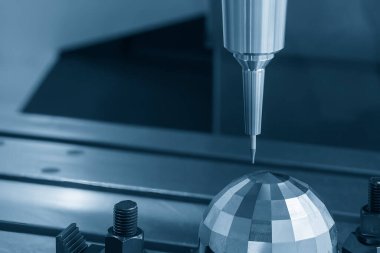 CNC değirmen makinesi ayna yüzeyi sert top burun değirmeni aletinin küf parçasını kesiyor. Kalıplar, sert top değirmeni ile makine merkeziyle kesme işlemi yapıyor.