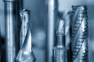 Açık mavi sahnede ucu matkap sahne kapatın. Makine merkezi için yüksek hassasiyetli delik oluşturma aracı.