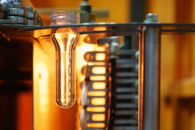 Küf makinesiyle içme suyu üretme işlemi. Plastik şişe üfleme makinesi operasyonu..