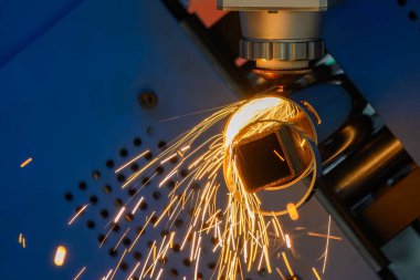 Sahneyi kapatın, fiber lazer kesme makinesi paslanmaz çelik tüpü ve parlak ışığı kesti. Lazer kesme makinesinin yüksek teknoloji metal üretim süreci.. 