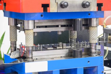 İlerleyen süreçteki metal işleme süreci açık mavi sahnede ölür. Üretim süreci için metal işleme ekipmanları.