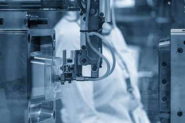 Olay yeri malzemelerini kapatın. Enjeksiyon makinesinden gıda konteynırını robot sistemle kontrol edin. Plastik enjeksiyon küf makinesinden otomatik sistem tarafından yapılan yiyecek kutusu üretim süreci.