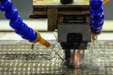 EDM makinesi grafit elektrotla çalışıyor. EDM makinesinin ürettiği kalıp ve ölüm süreci.