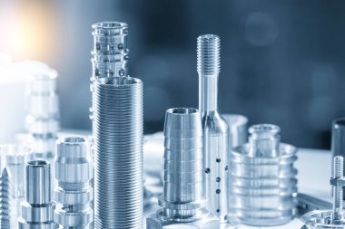 Sahneyi kapatın, boru bağlantı parçaları küf için ve açık mavi sahnede ölün. Küf ve ölüm standart parça üretim konsepti.